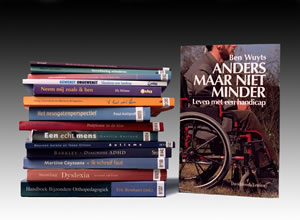 Foto: boekenstapel met boek 'Anders maar niet minder'.